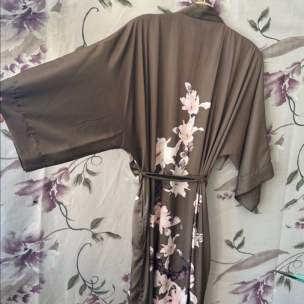 Silky satin Very soft feather weight Robe in kimono style Home Lounge Pool wear